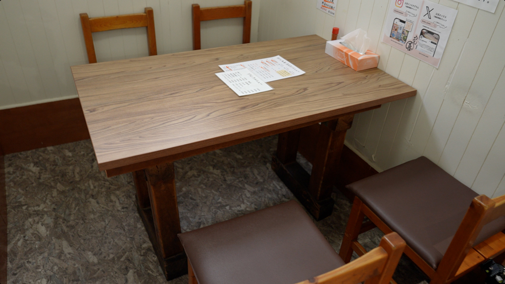 讃岐うどん丸喜のテーブル席